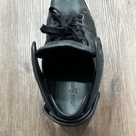 Louis Vuitton Men’s sneaker just the right shoe - Picture 3 of 7